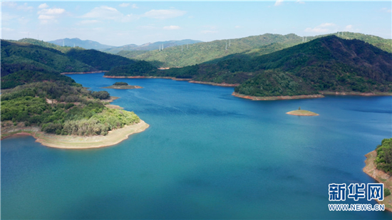 昆明北郊松华坝水库航拍全景，天光云影泛碧波