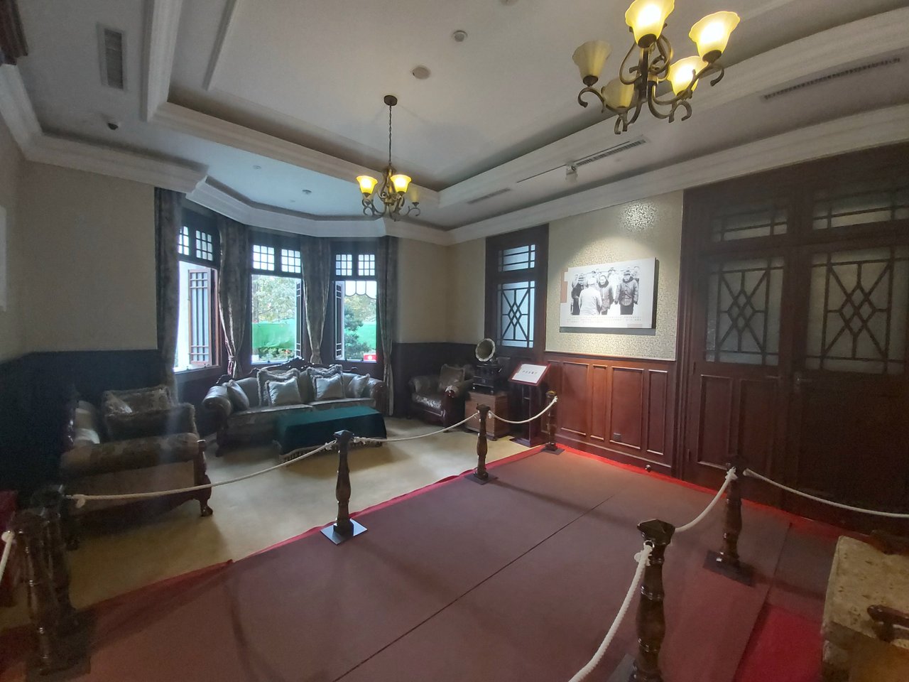 公馆一楼会议室的蜡像场景复原
