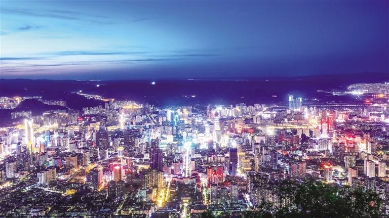 皋兰山夜间俯瞰兰州，灯火璀璨的"兰哈顿"