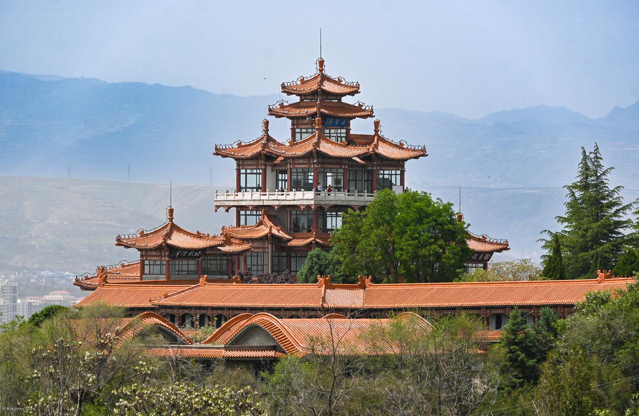 白塔山远眺:横亘于黄河北岸的山体