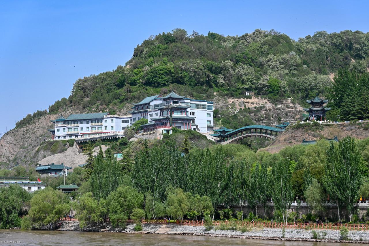 金城关文化博览园:仿古建筑群沿白塔山南麓层叠排列