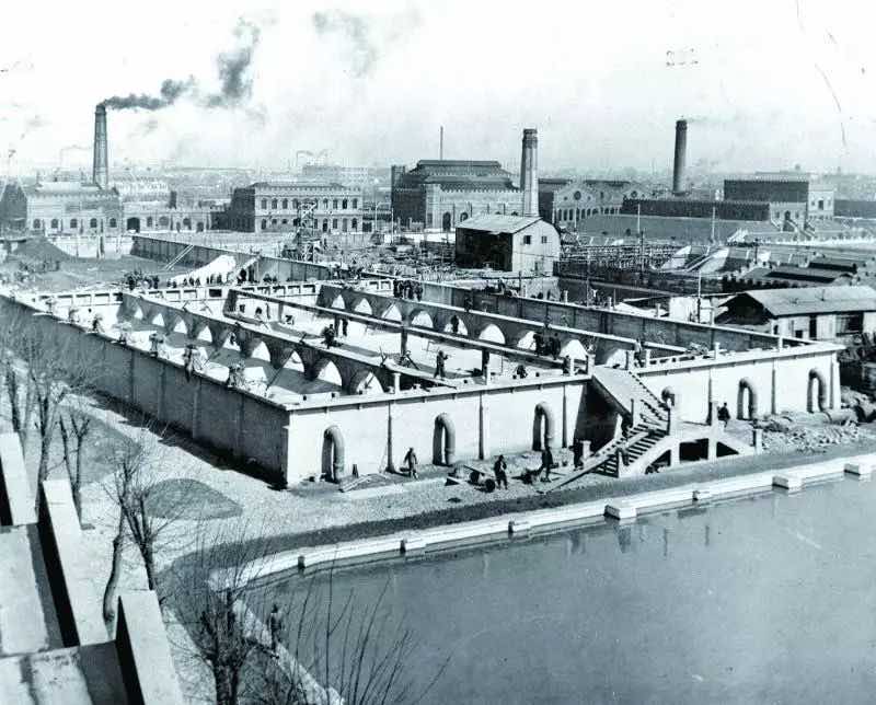 水厂取水站建成后技术人员在取水口平台检查设备