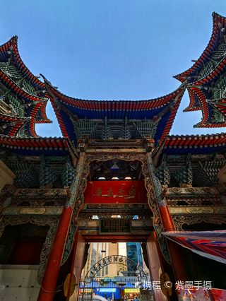 南关清真寺外观，中式歇山顶在商业楼群中突出