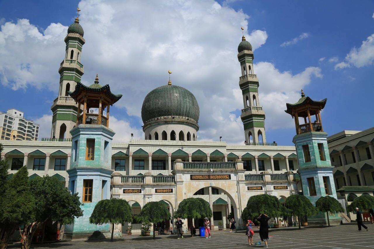 桥门清真寺外观，建筑呈现重檐歇山顶和绿色琉璃瓦的中国传统宫殿风格