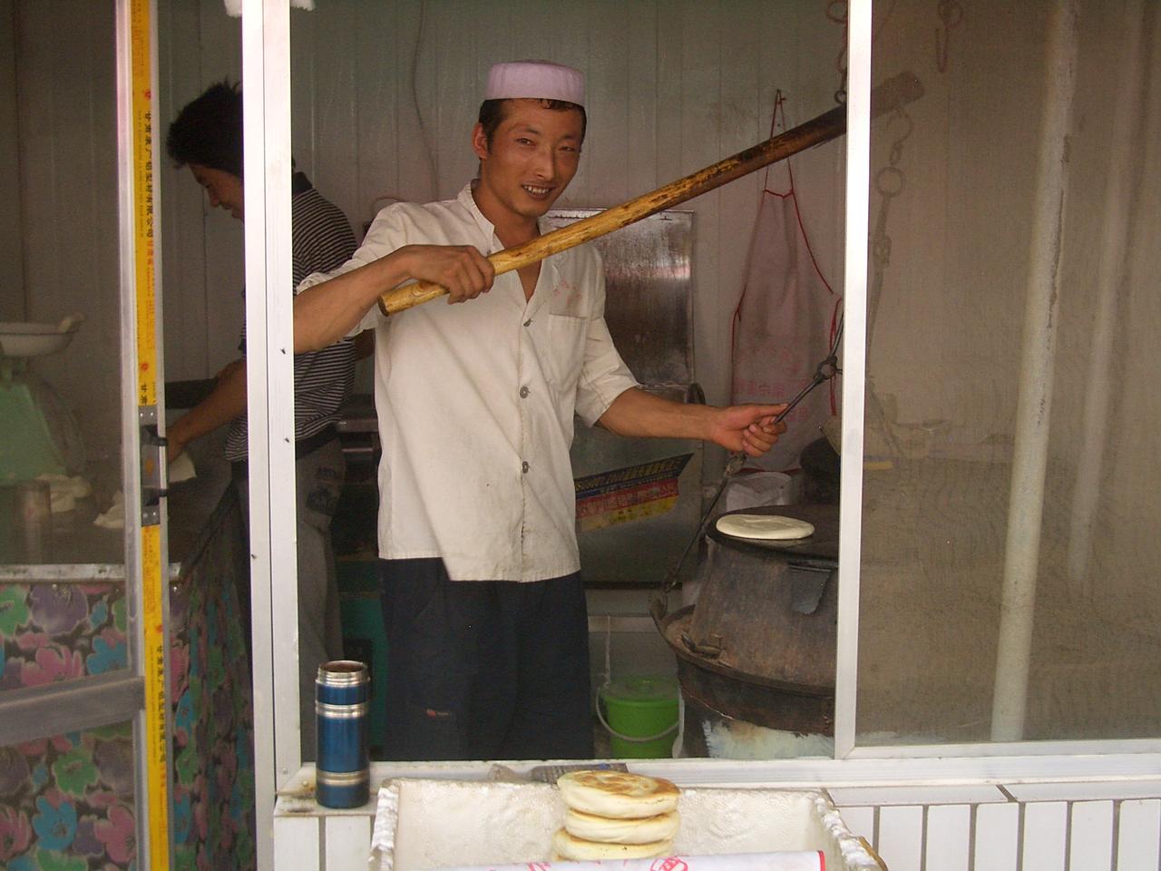 兰州市场街上的东乡干面大饼摊位
