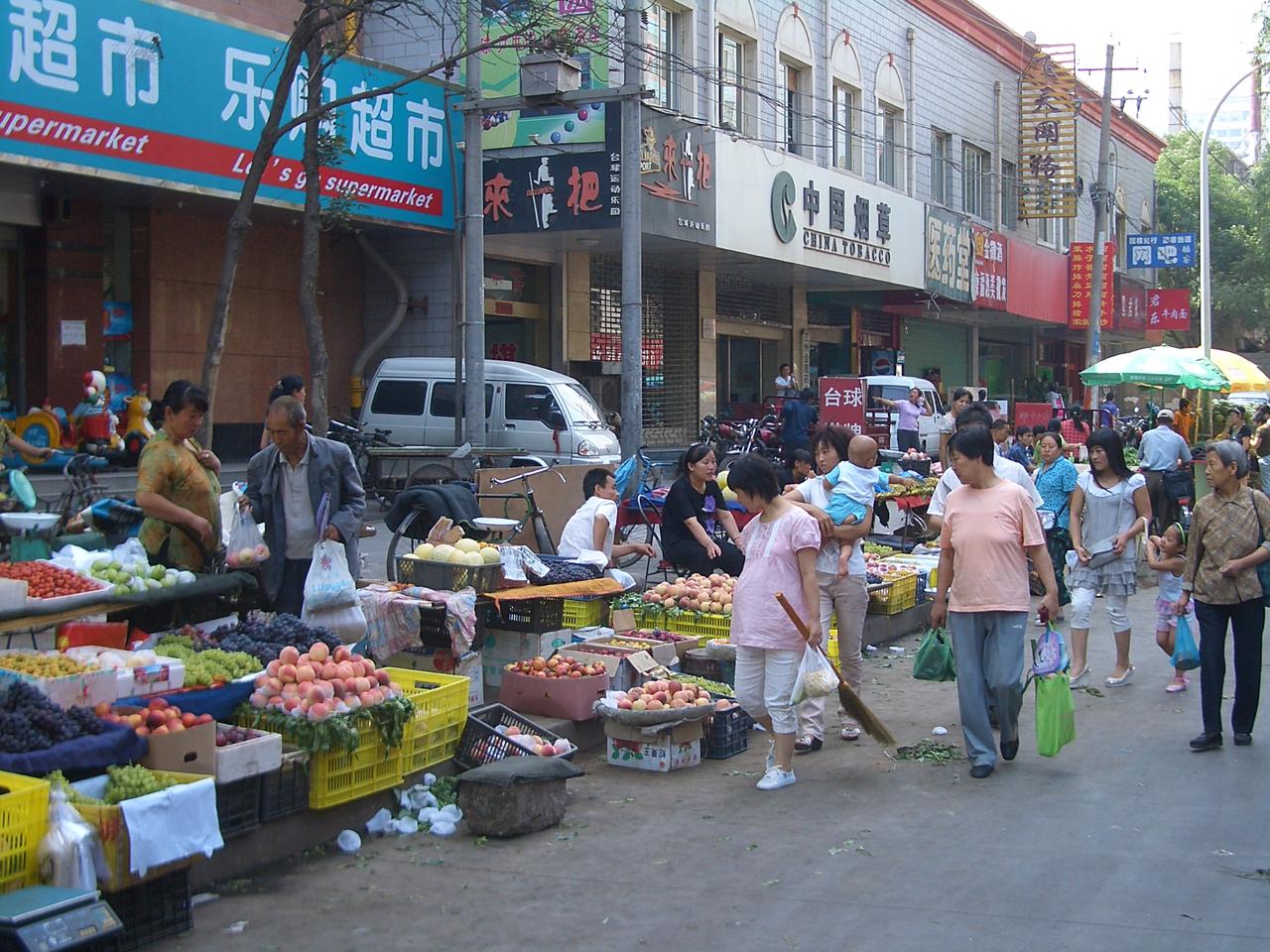 兰州街头菜市场：蔬果摊位前的人群