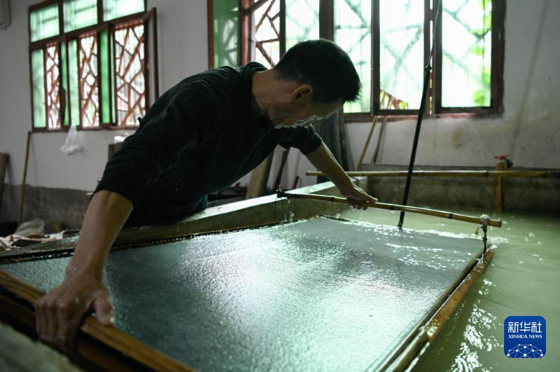 夹江手工造纸的削竹备料工序