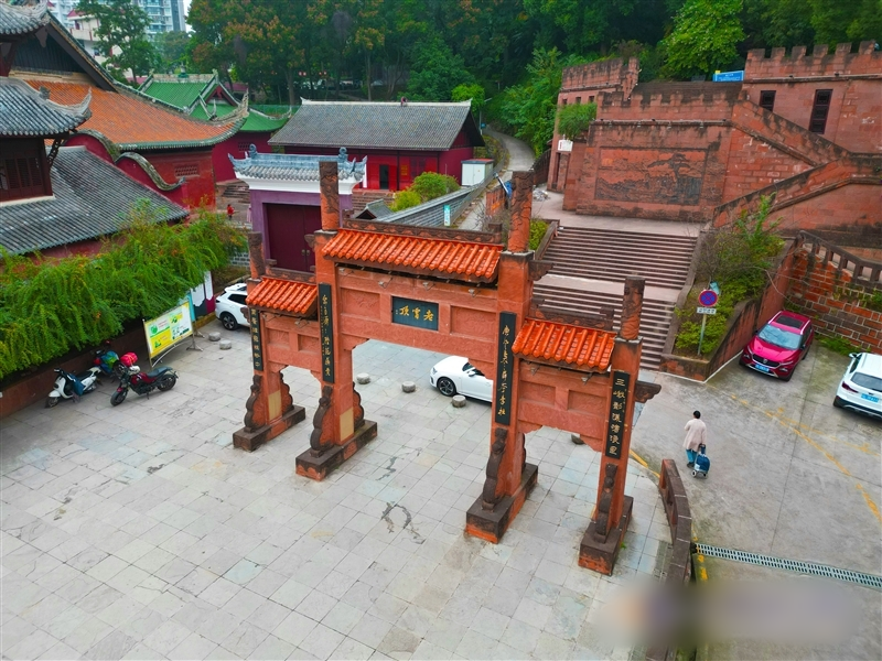 万寿观正面，可见重檐歇山顶和繁复斗拱