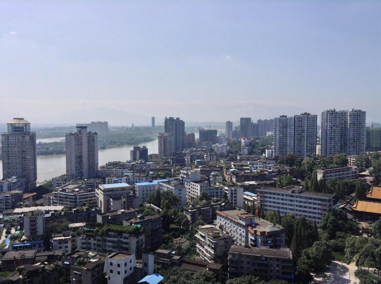 乐山城区俯瞰与岷江关系