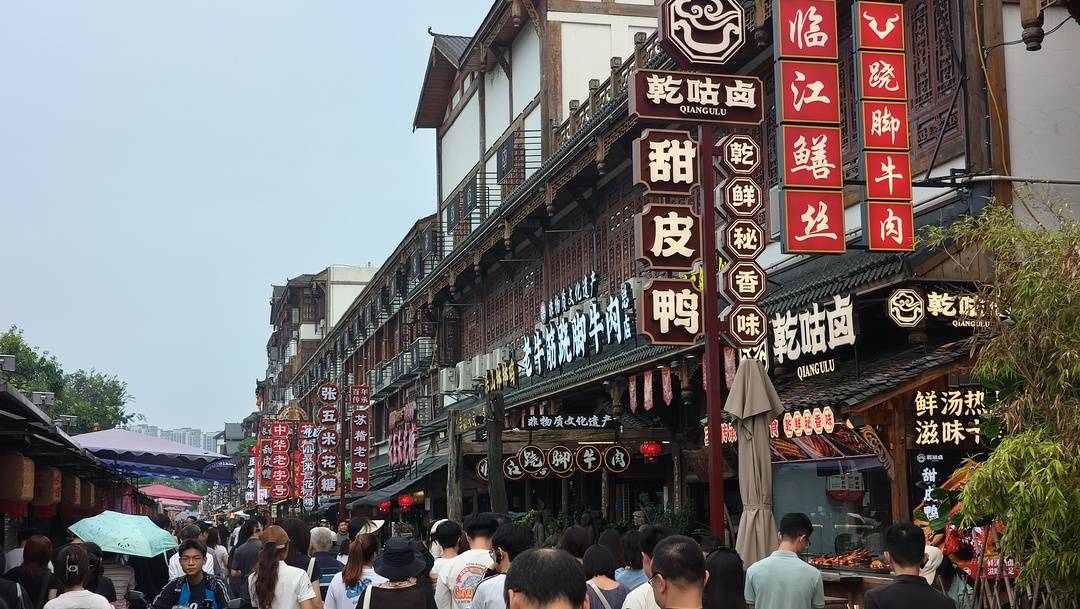 桥头跷脚牛肉店密集排列，沸腾的汤锅吸引过路行人的第一停留