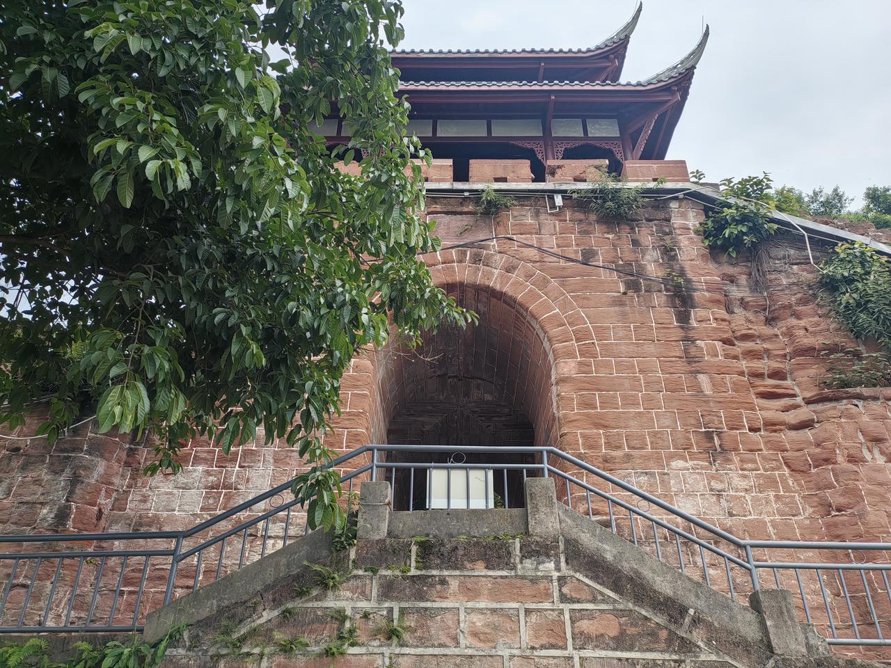铁牛门四个门洞正面,可见十字交叉拱的入口结构