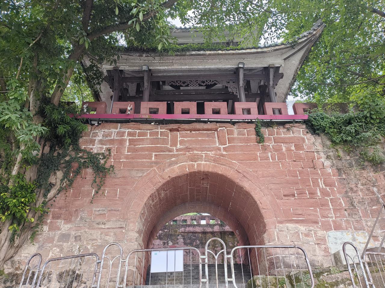 育贤门外城墙临江面,可见梯形截面和底部加宽