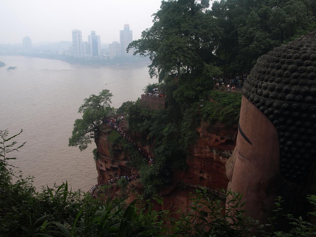 三江汇流处的乐山滨江路