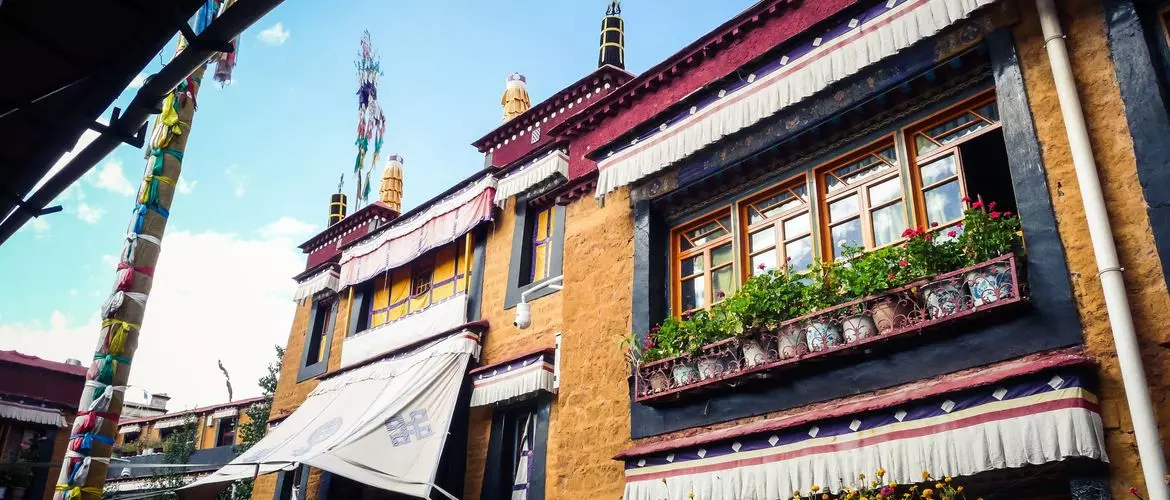 阿尼仓空寺主殿正面,三层黄色藏式建筑