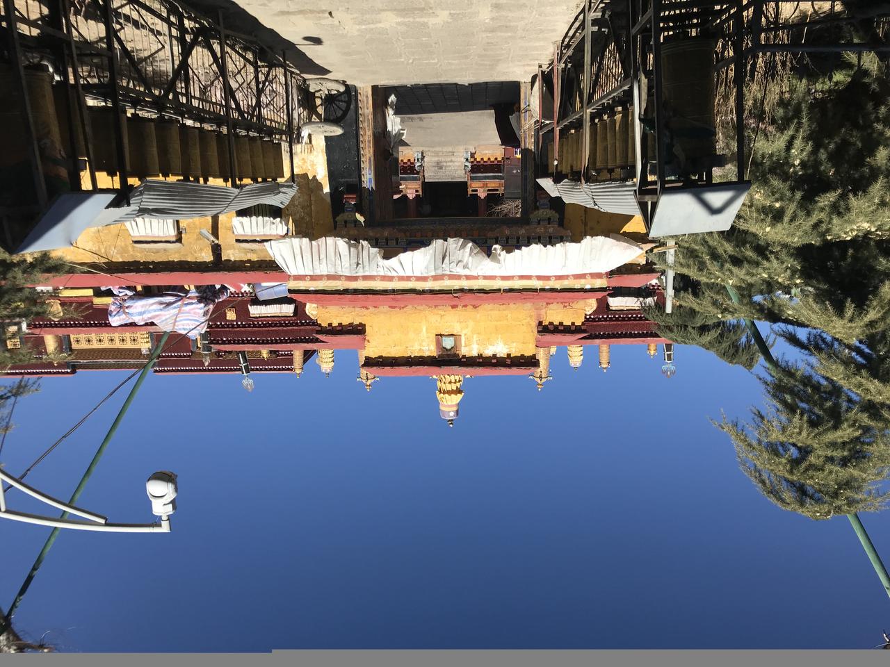 策门林寺正面入口，黄墙与民居并置