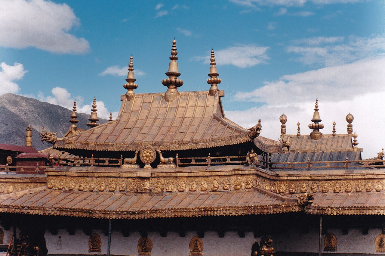 大昭寺金顶与广场全景