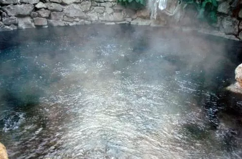 德仲温泉钙华墙与泉池