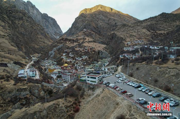 德仲温泉周边民众泡温泉场景
