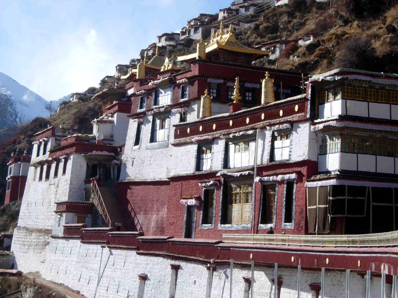 直贡梯寺建筑群全景