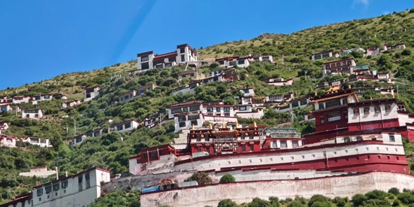 德仲温泉全景,钙华墙与泉池