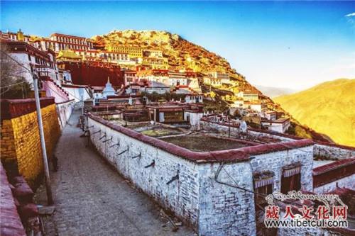 从远处眺望甘丹寺全景，建筑群覆盖整座旺波尔山