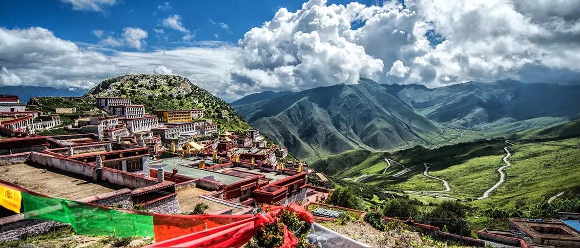 措钦大殿内景，108根巨柱支撑的诵经空间