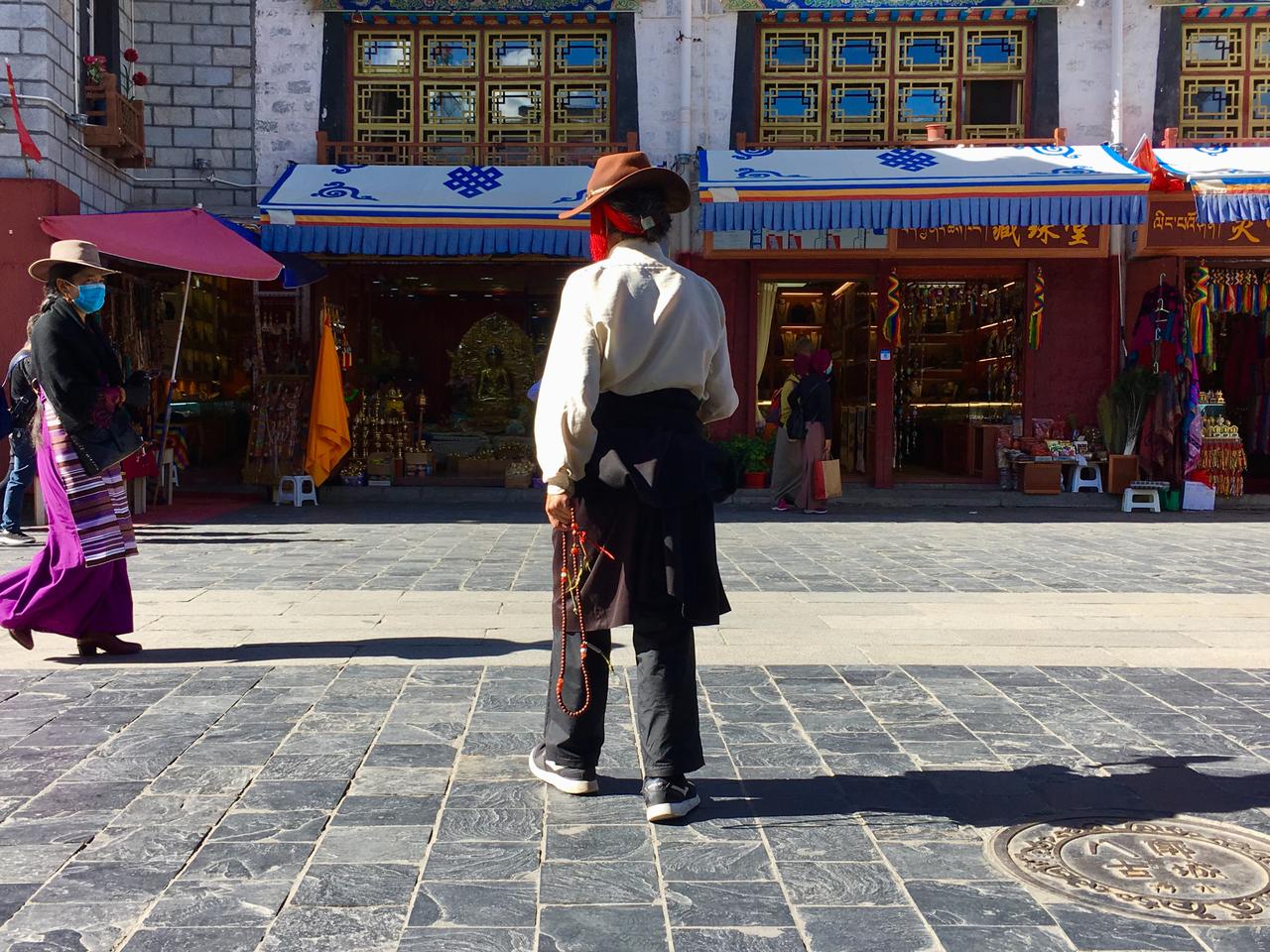 八廓街煨桑炉前转经的老人
