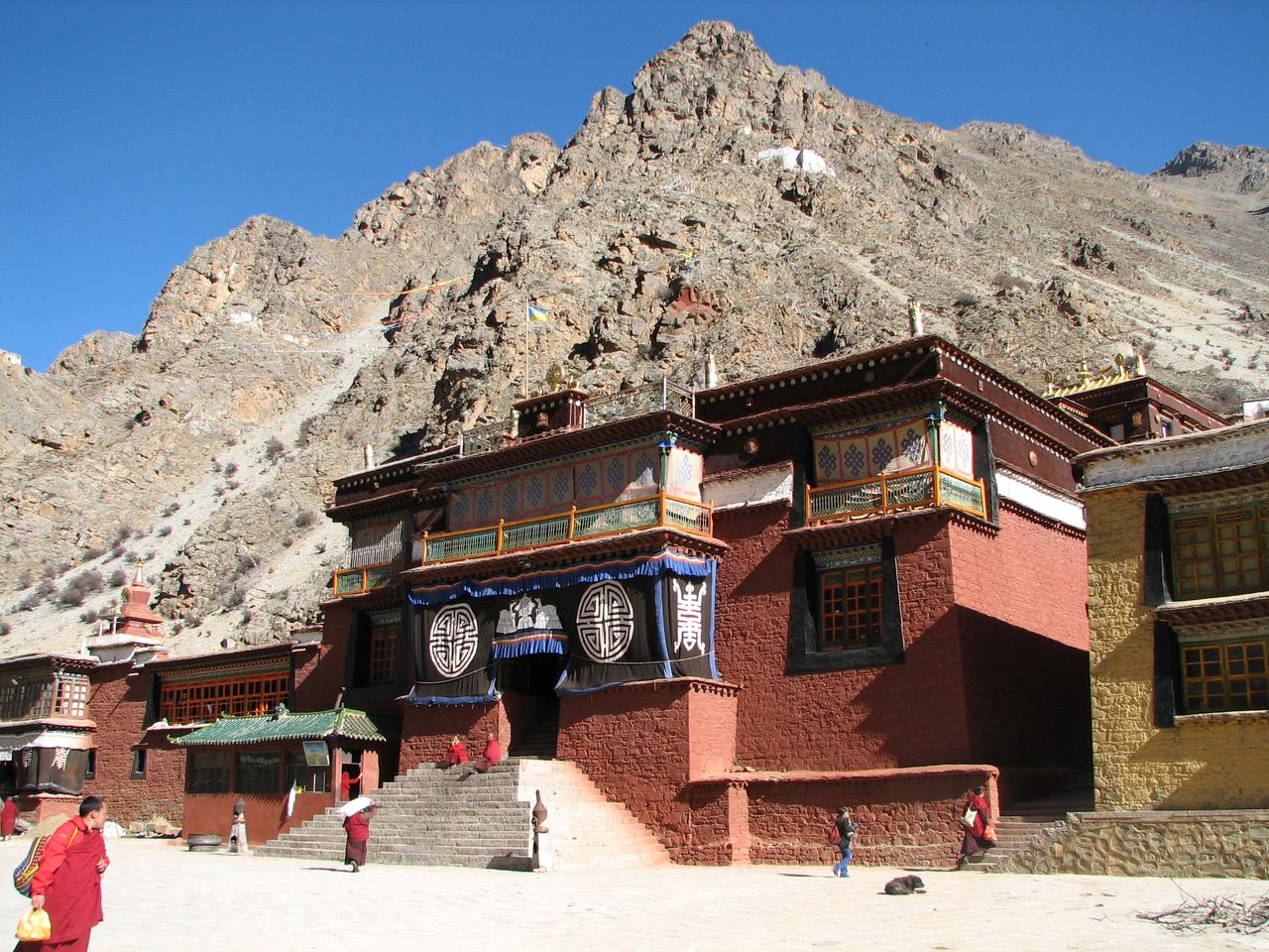 楚布寺建筑群全景，坐落在楚布河谷尽头的山脚下