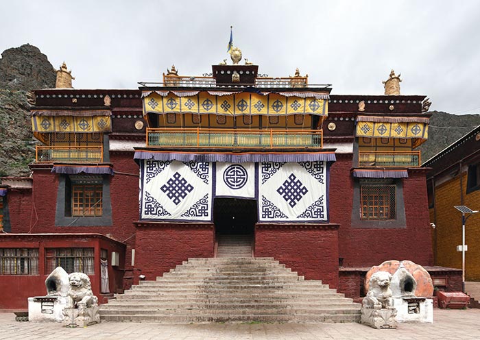 楚布寺远景，寺院建筑群坐落在河谷尽头