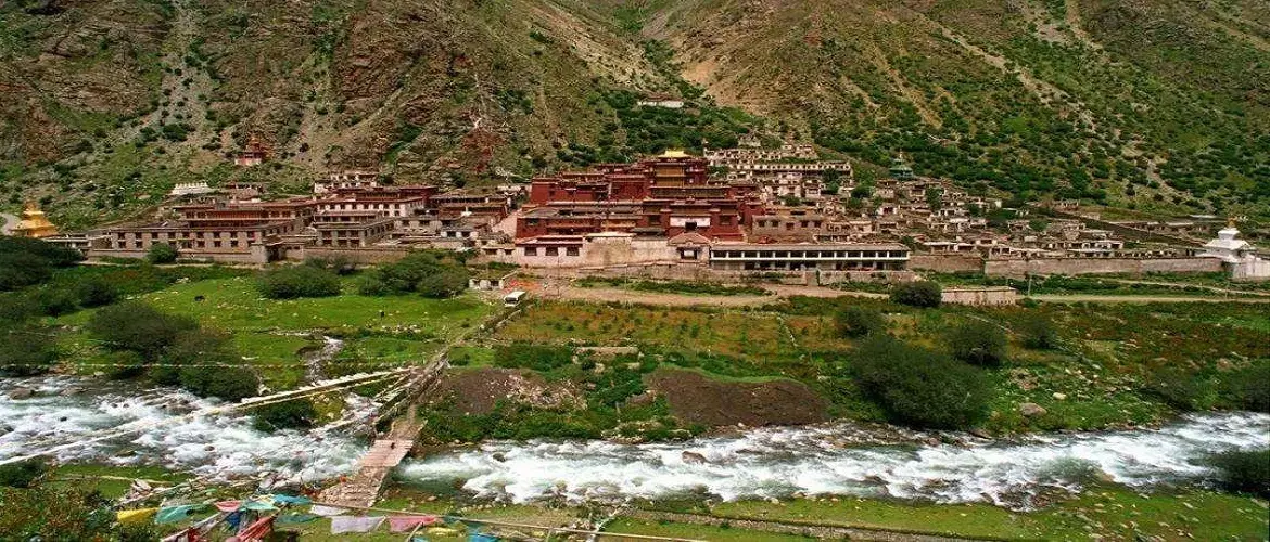 楚布寺经堂内景，经幡与法器