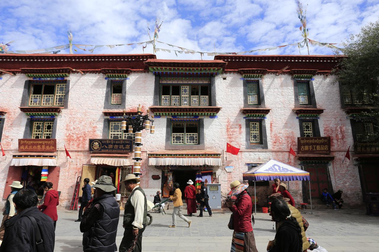 拉让宁巴临街面，底层商铺上层住宅，与相邻建筑共用同一立面
