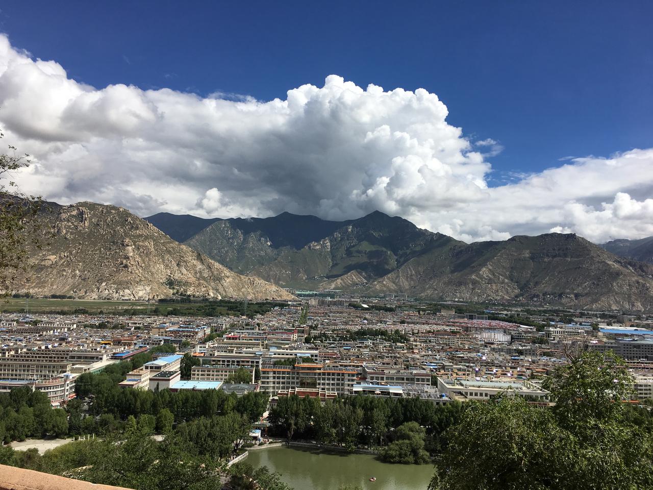 拉萨城市景观，向远处延伸到山脚