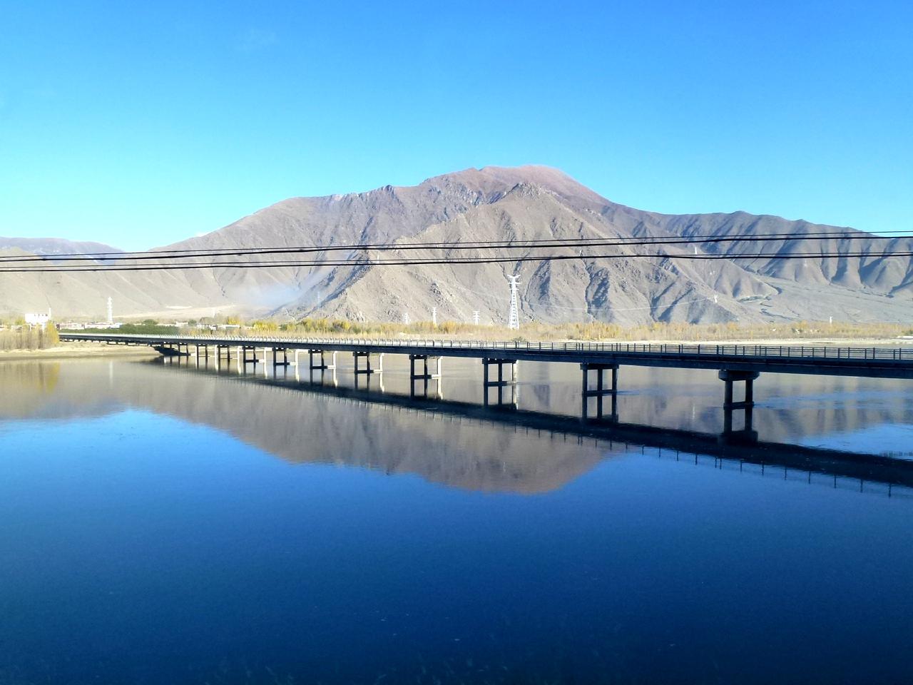拉萨河谷全景，拉萨河蜿蜒流过城市中心