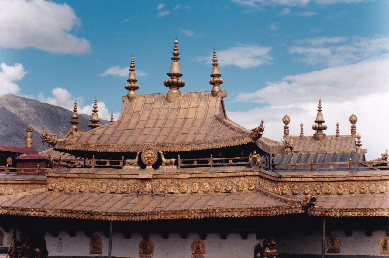 1996年从高处俯瞰拉萨城区，可见大昭寺金顶和密集的传统藏式建筑