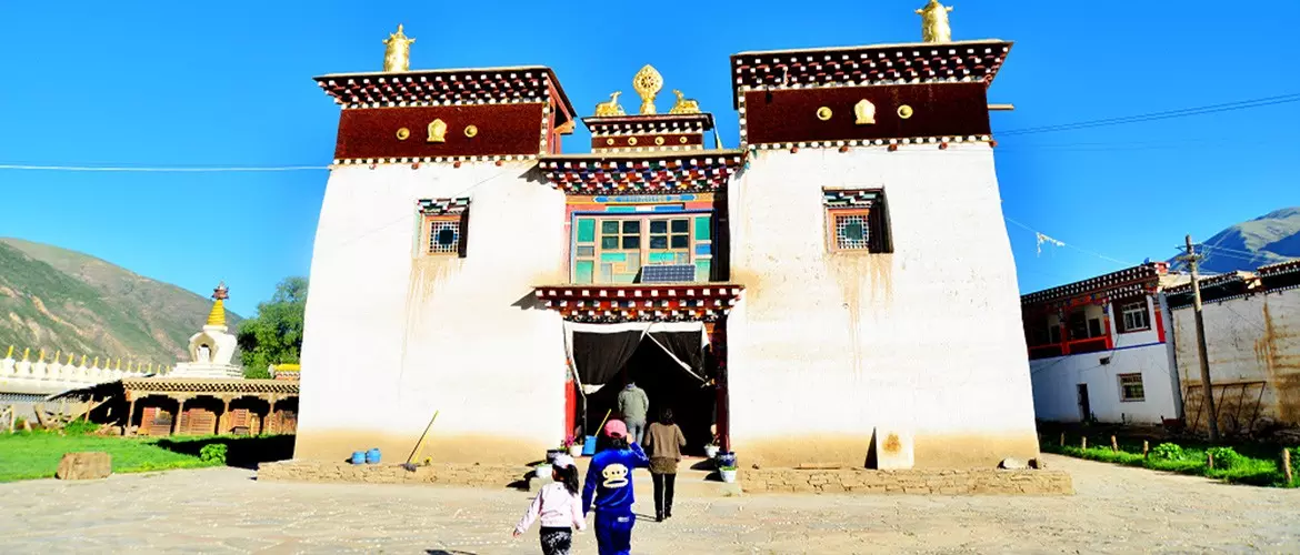 聂唐寺建筑群外景,白色墙体、红色装饰的藏式院落