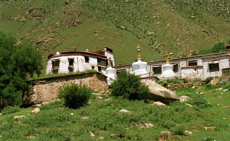 帕邦喀全景：建在巨岩上的白色小寺