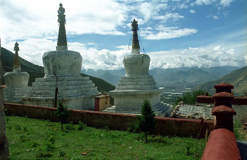帕邦喀寺院经幡与白塔