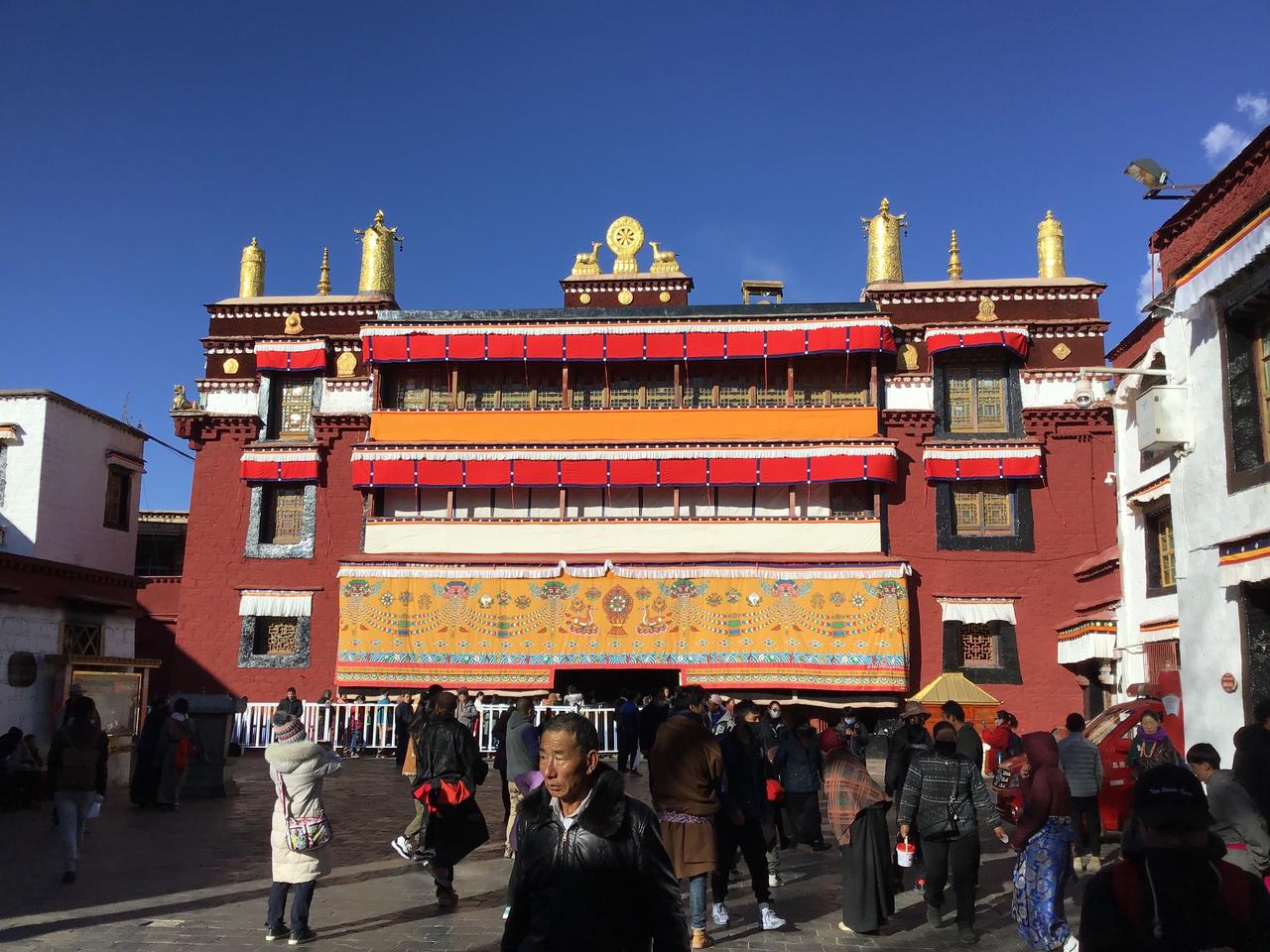 小昭寺远景，金顶和两侧建筑清晰可见