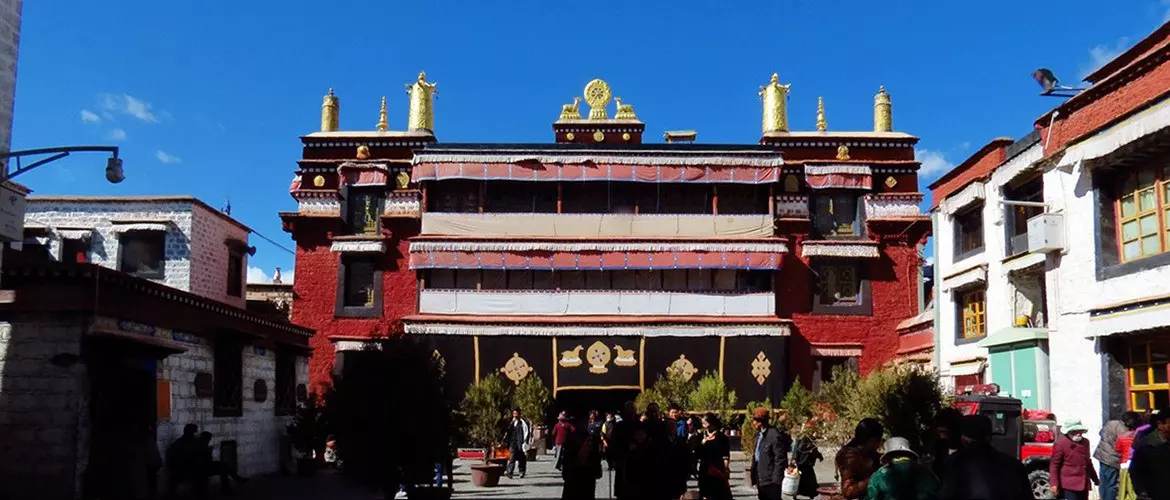 小昭寺路沿街的本地商铺,五金店和小吃摊