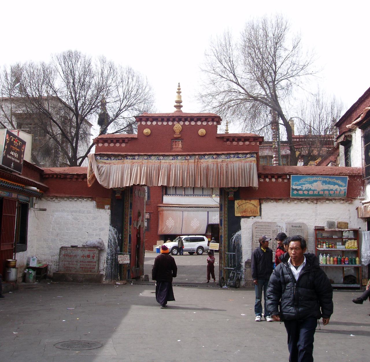 小昭寺大门外观，面朝东开