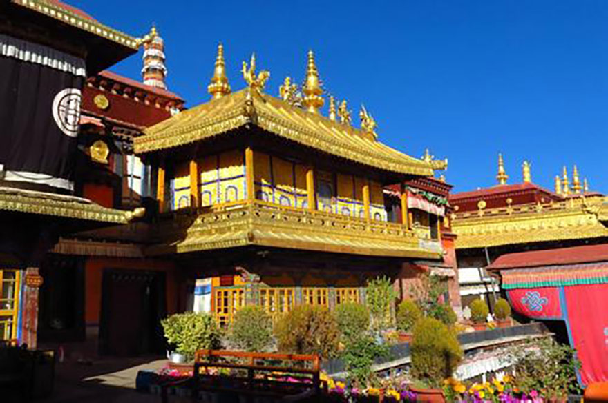 小昭寺金顶，汉式歇山屋顶与斗拱结构