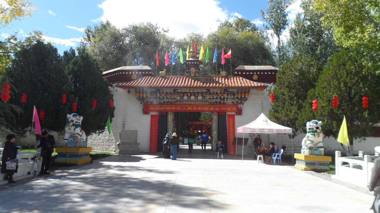 罗布林卡东大门入口