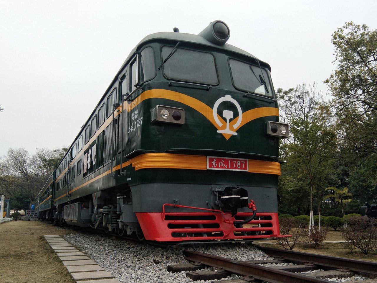标着柳局柳段的 DF4B 1787 型内燃机车
