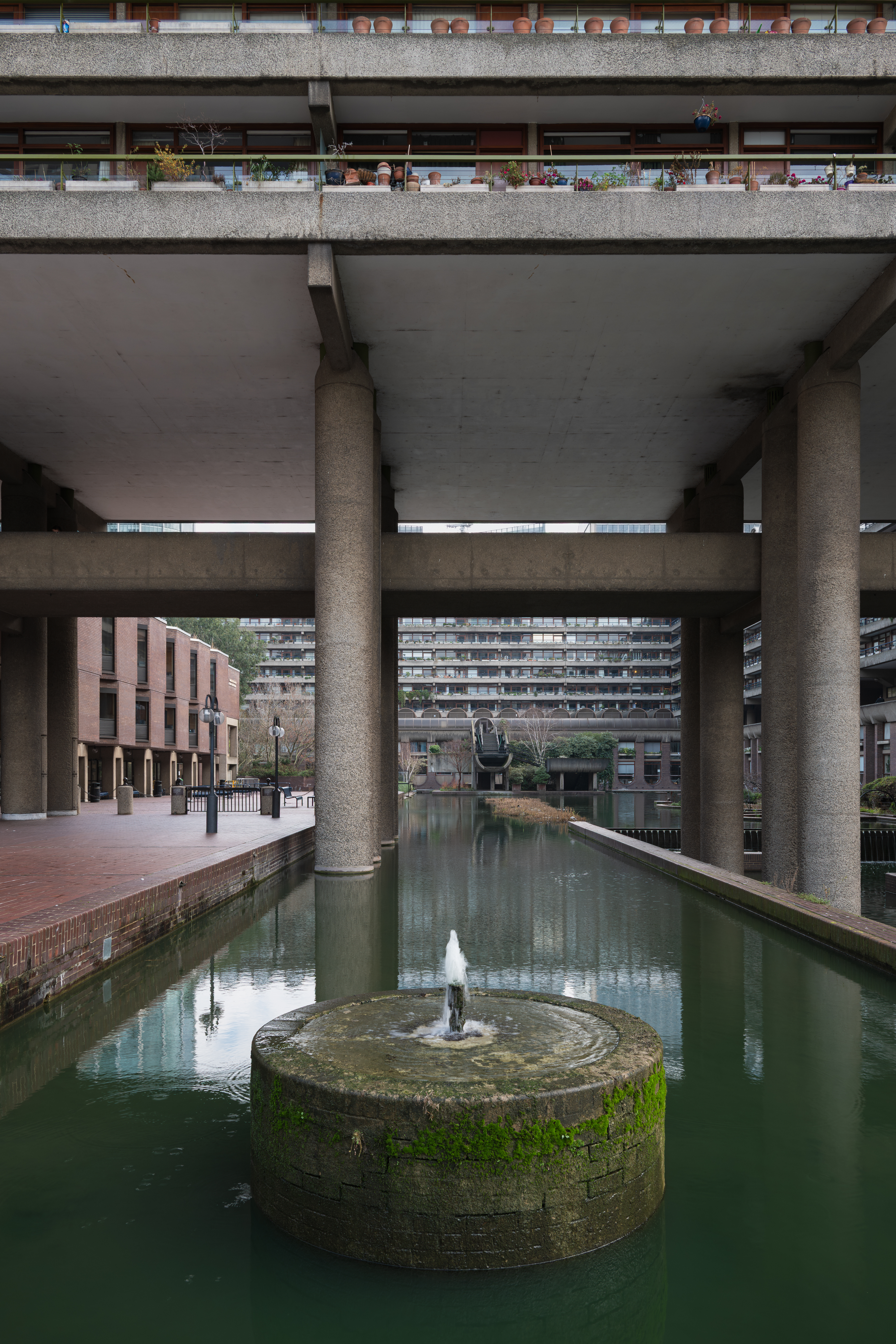 Barbican Estate 湖与塔楼