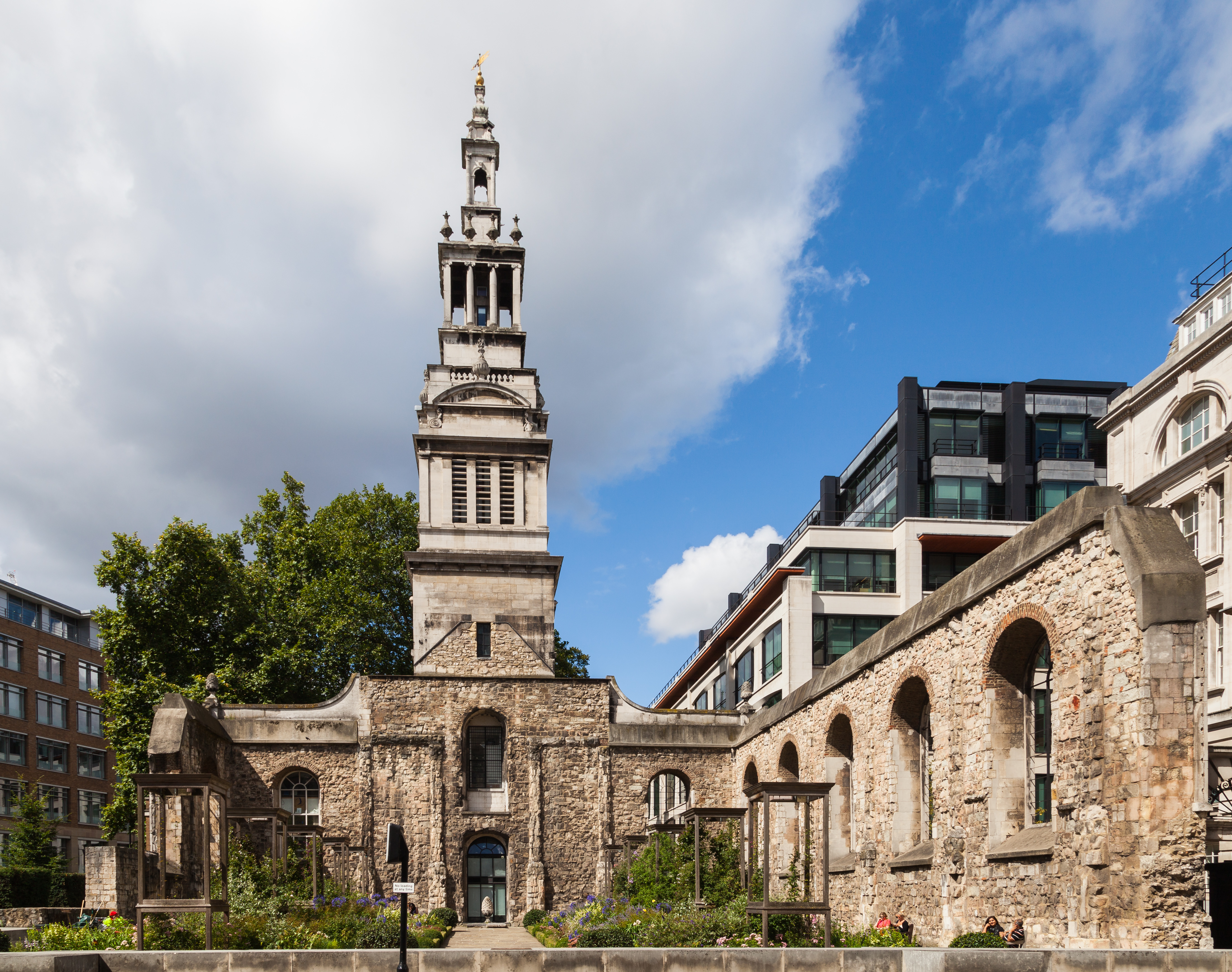 Christ Church Greyfriars 全景：Wren 塔楼和玫瑰花园