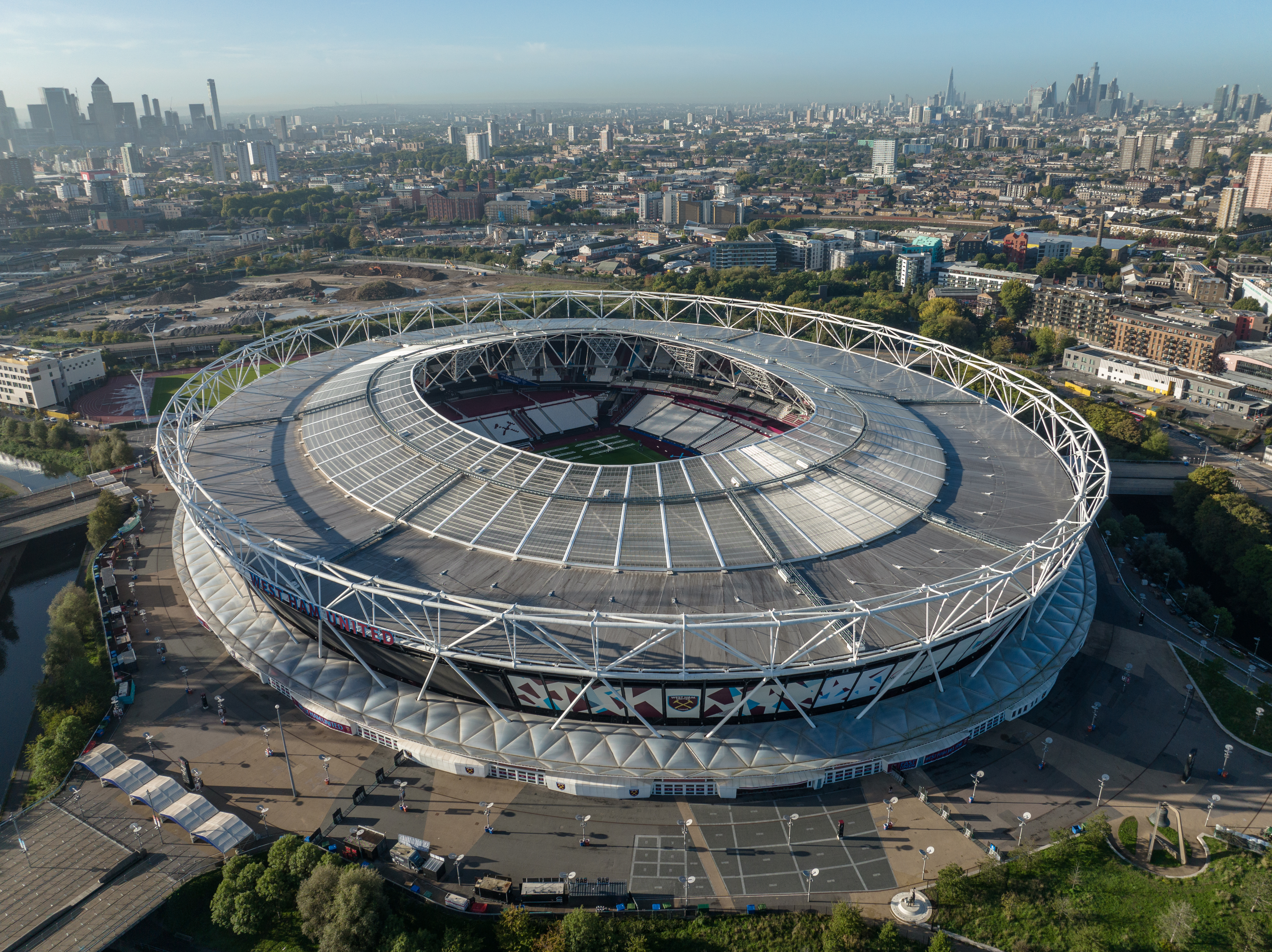 伦敦体育场与 ArcelorMittal Orbit 航拍