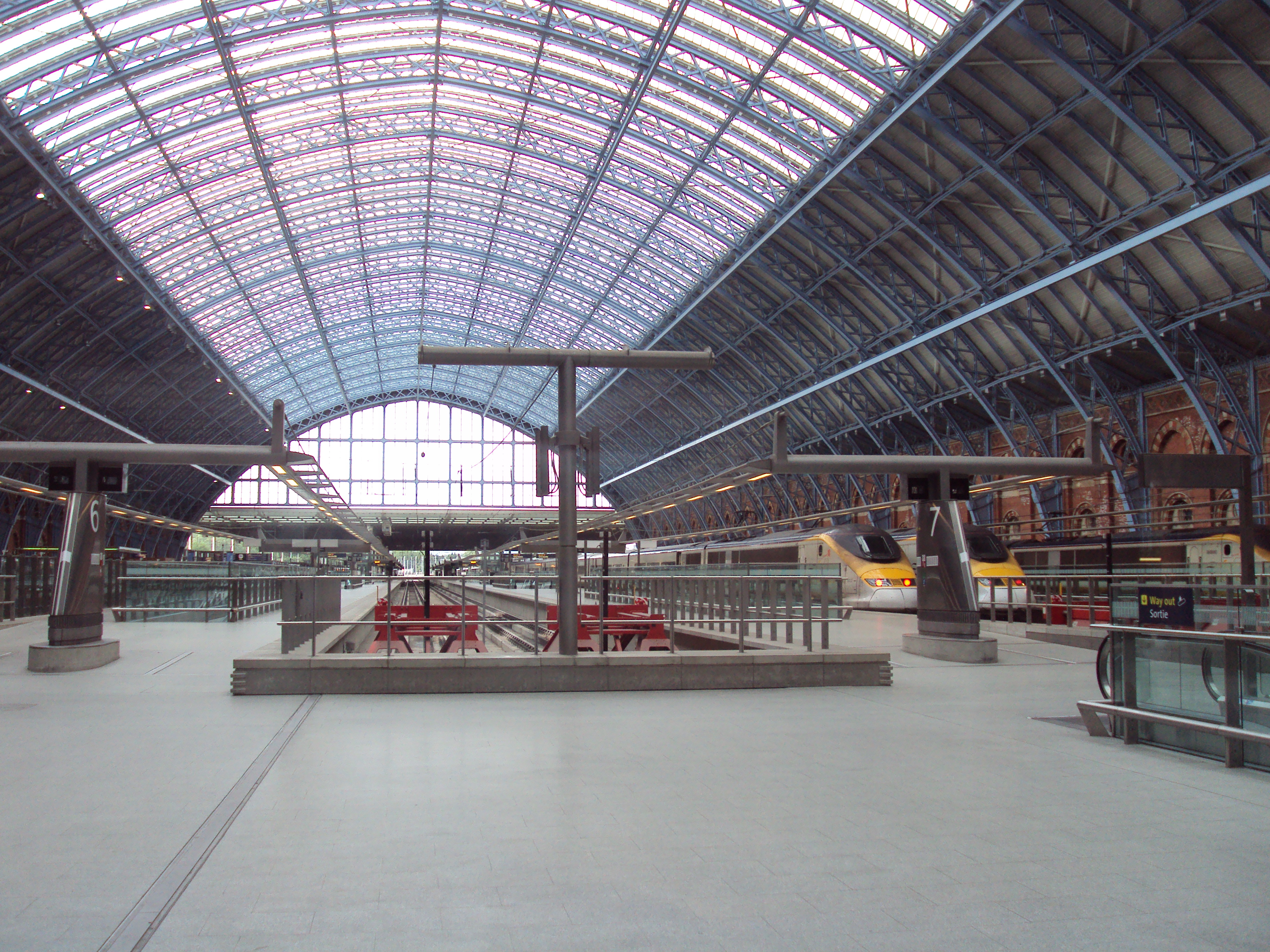 St Pancras Barlow 火车棚内部