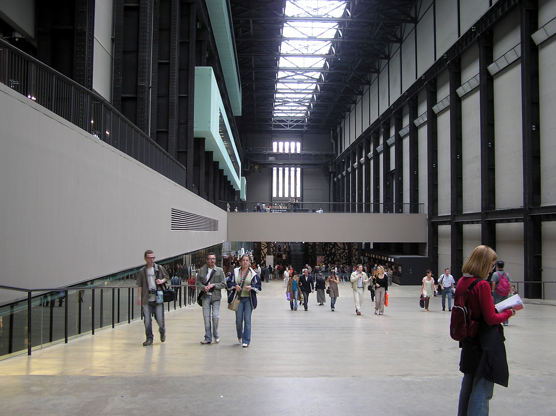 Turbine Hall 室内，保留的发电站心脏