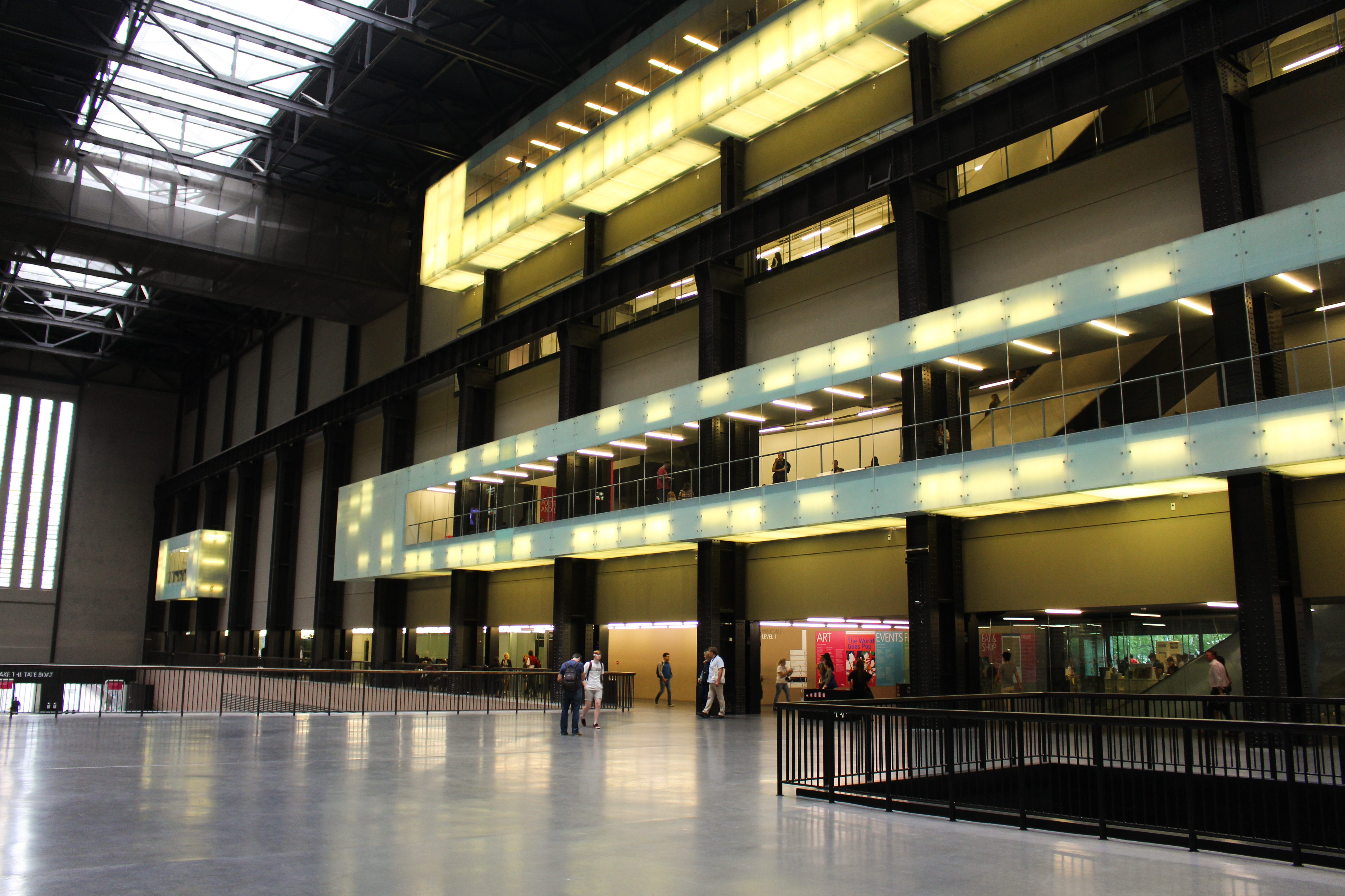 Turbine Hall 斜坡与参观者
