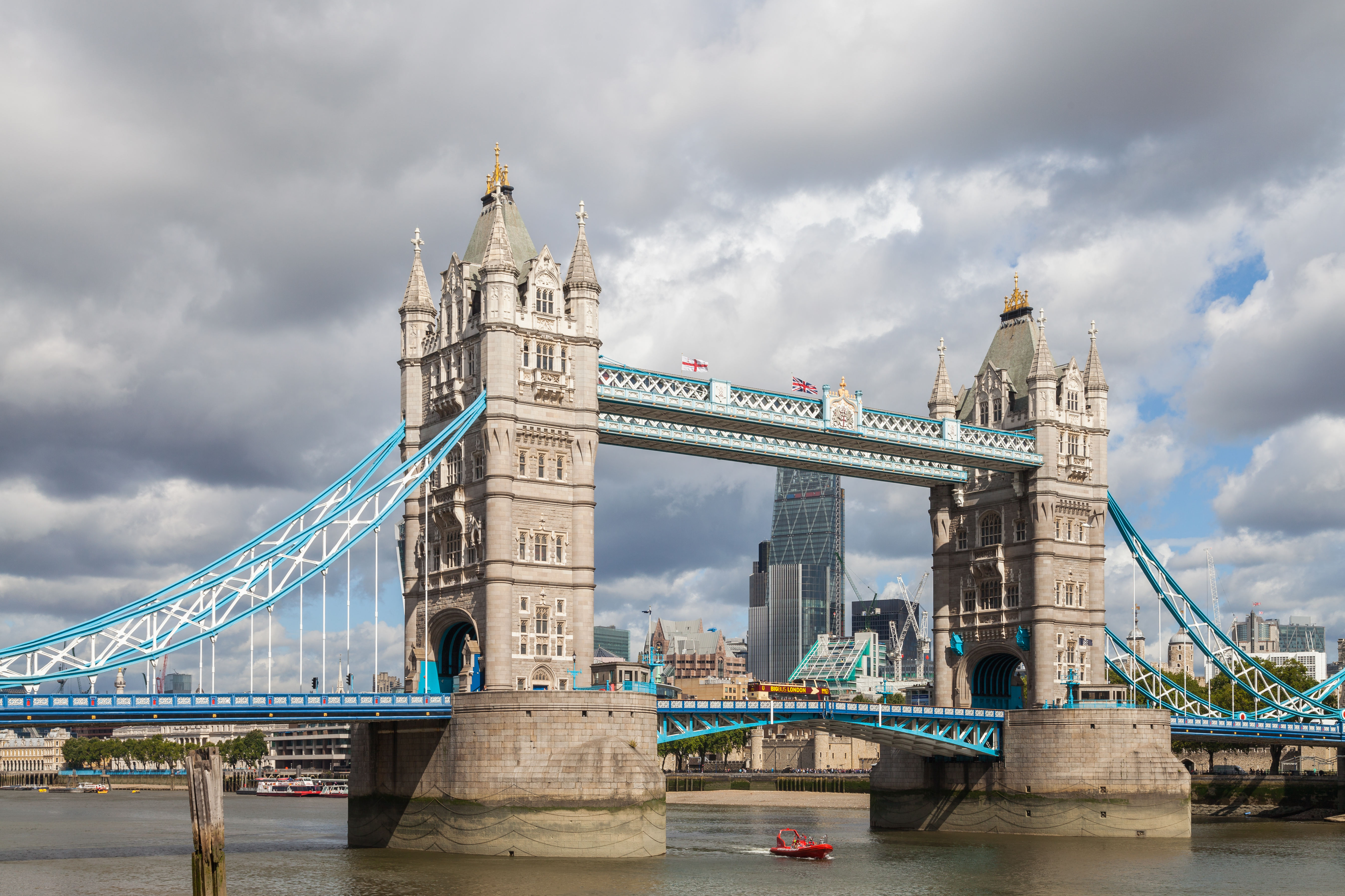 Tower Bridge 经典远景，双塔完整